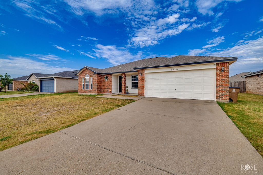 Image 3 of property listing at 1223 Wallace Lane, San Angelo, TX 76905