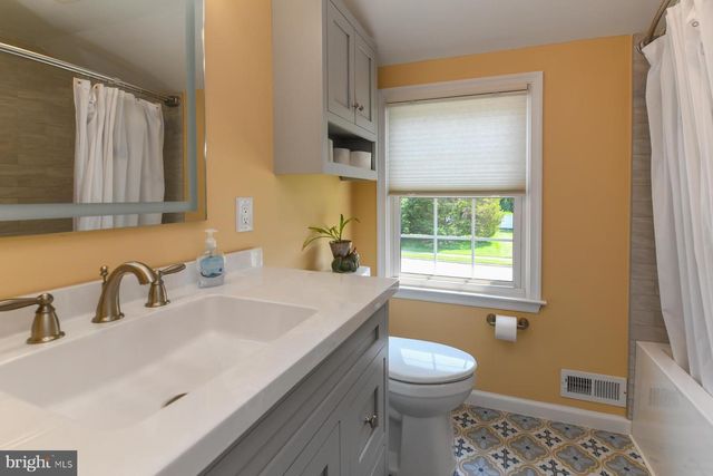 434 WESTWOOD DR, West Deptford, NJ 08096