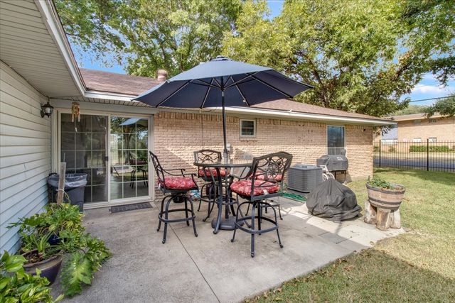 1310 Hearthstone Drive, Burleson, TX 76028
