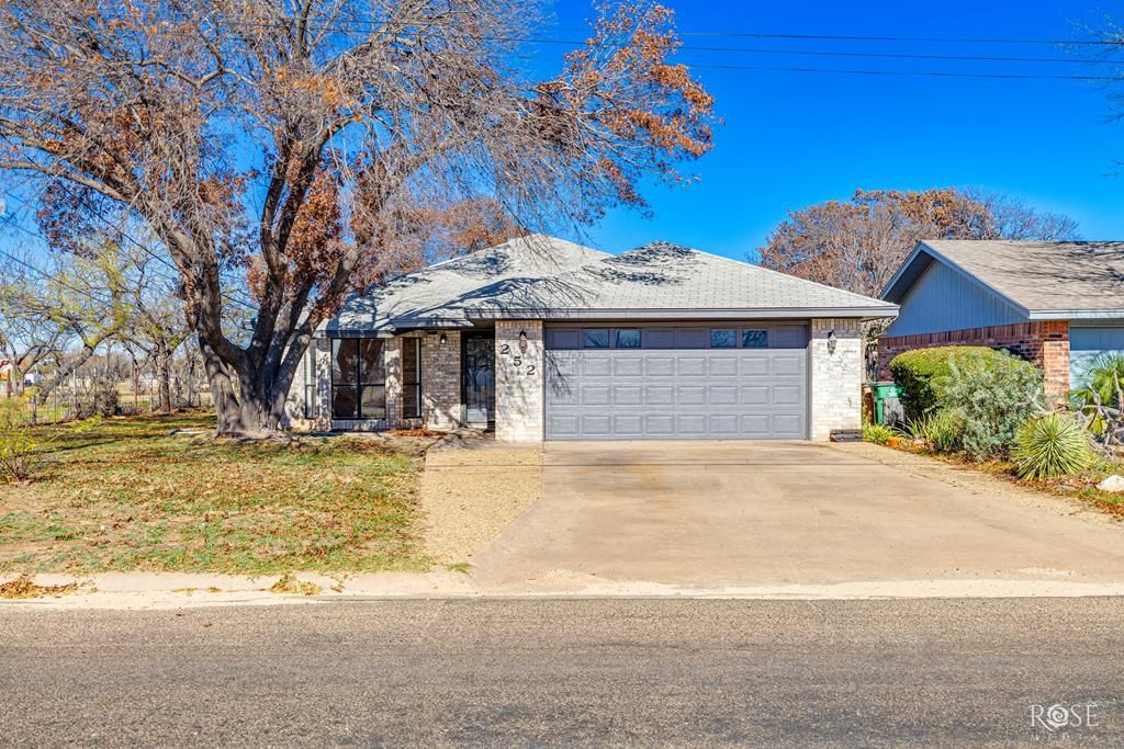 Image 1 of property listing at 252 E 43rd St, San Angelo, TX 76903