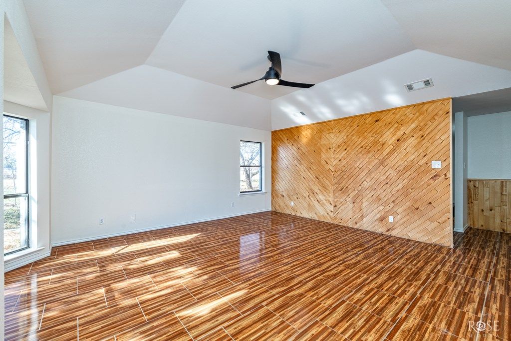 Image 5 of property listing at 252 E 43rd St, San Angelo, TX 76903