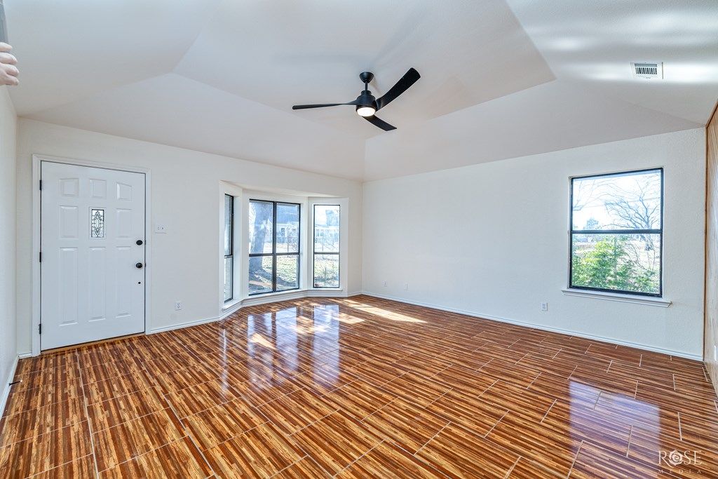 Image 6 of property listing at 252 E 43rd St, San Angelo, TX 76903