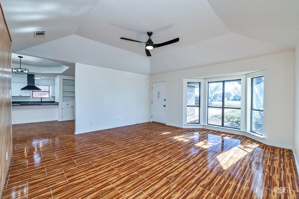 Image 7 of property listing at 252 E 43rd St, San Angelo, TX 76903