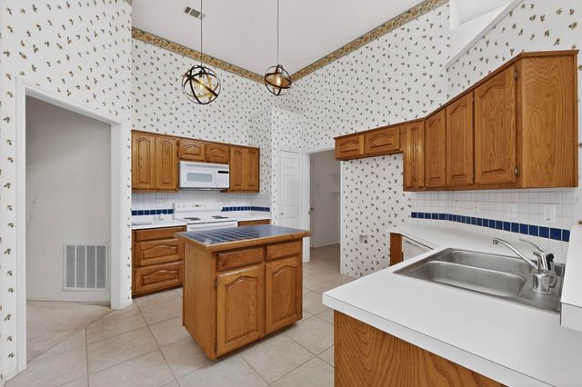 2086 Montclair Lane, Lewisville, TX 75067