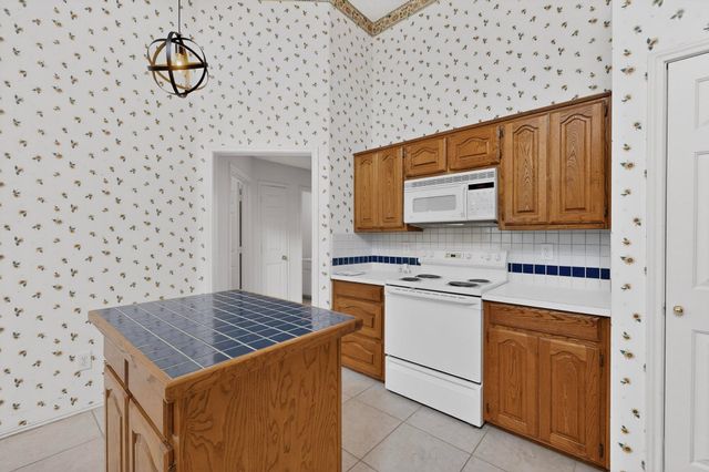 2086 Montclair Lane, Lewisville, TX 75067