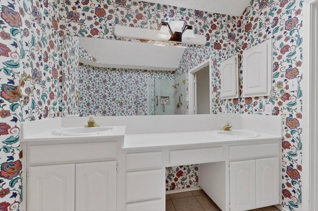 2086 Montclair Lane, Lewisville, TX 75067