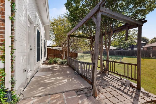 2086 Montclair Lane, Lewisville, TX 75067