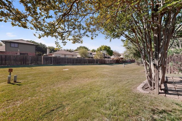 2086 Montclair Lane, Lewisville, TX 75067