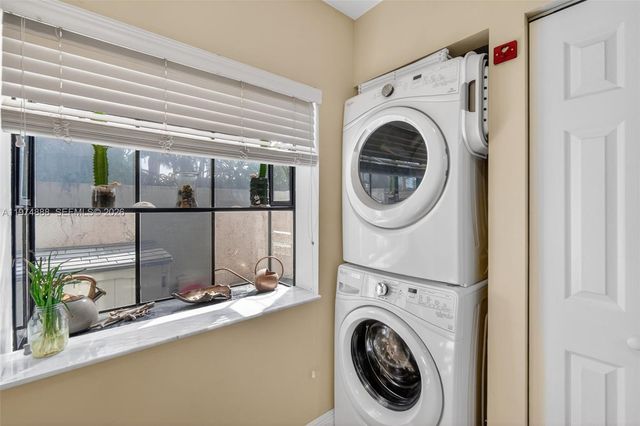 4250 SW 70th Ter, Davie, FL 33314