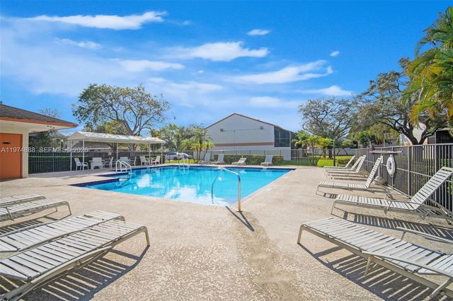 4250 SW 70th Ter, Davie, FL 33314