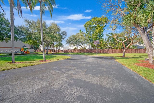 4250 SW 70th Ter, Davie, FL 33314