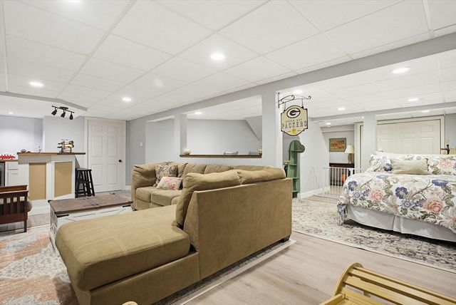 6 Walker Pond Rd, Sturbridge, MA 01566