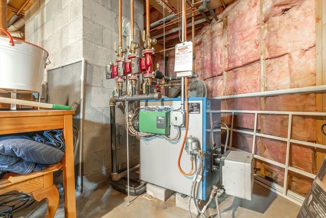 6 Walker Pond Rd, Sturbridge, MA 01566