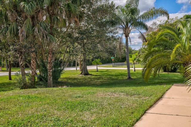 8671 N 155th Pl Place N, Palm Beach Gardens, FL 33418