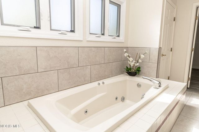 2910 Tracewood Drive, Toledo, OH 43617
