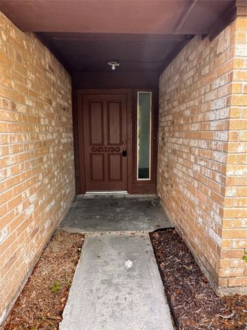 604 Briarclift Lane, Baytown, TX 77521