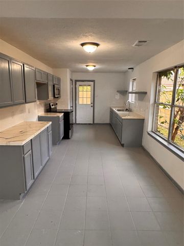 604 Briarclift Lane, Baytown, TX 77521