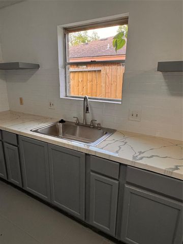 604 Briarclift Lane, Baytown, TX 77521