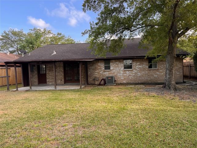 604 Briarclift Lane, Baytown, TX 77521