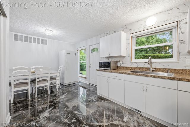 22020 Jerome Street, Oak Park, MI 48237