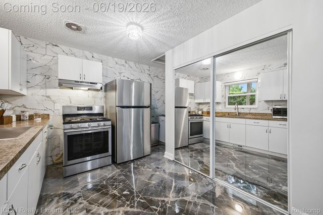 22020 Jerome Street, Oak Park, MI 48237