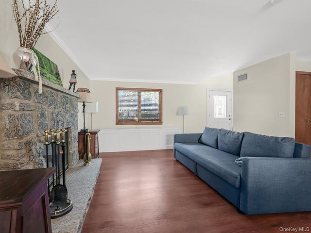 4 23rd Street, Jericho, NY 11753