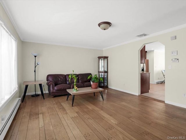 4 23rd Street, Jericho, NY 11753
