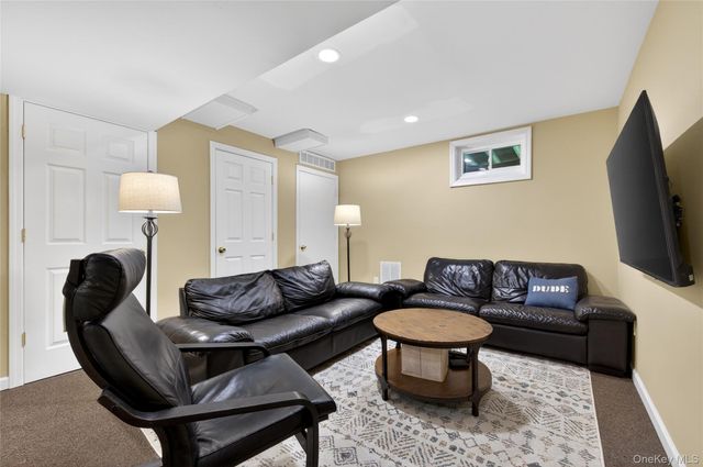 4 Parkridge Court, Huntington, NY 11743