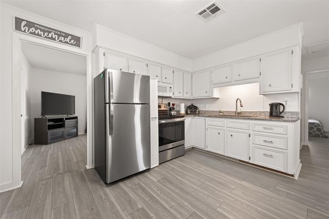 323 Lake Livingston Drive, Livingston, TX 77351