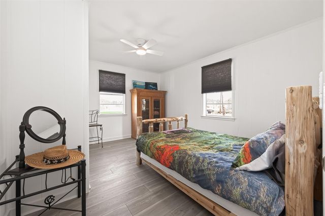 323 Lake Livingston Drive, Livingston, TX 77351