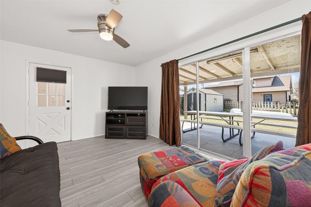 323 Lake Livingston Drive, Livingston, TX 77351