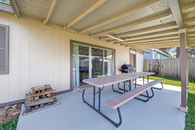 323 Lake Livingston Drive, Livingston, TX 77351