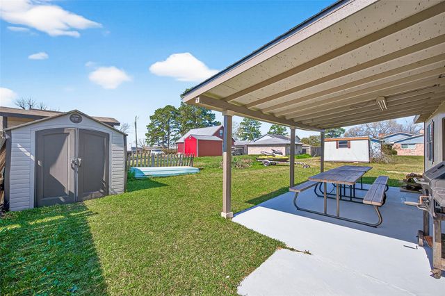 323 Lake Livingston Drive, Livingston, TX 77351