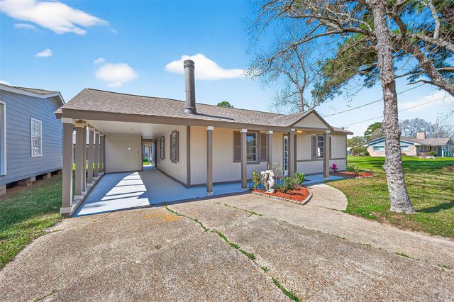 323 Lake Livingston Drive, Livingston, TX 77351