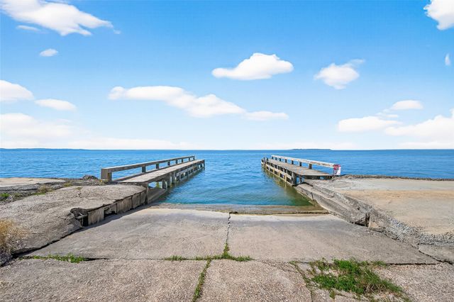 323 Lake Livingston Drive, Livingston, TX 77351