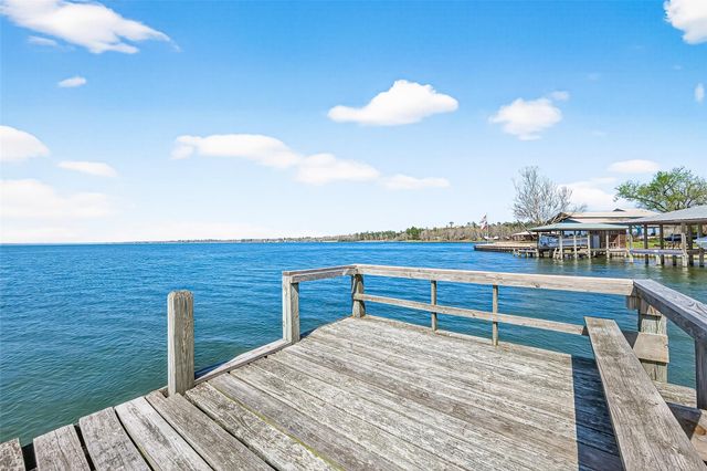 323 Lake Livingston Drive, Livingston, TX 77351