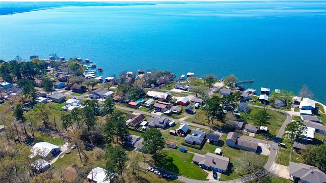323 Lake Livingston Drive, Livingston, TX 77351
