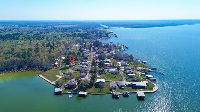 323 Lake Livingston Drive, Livingston, TX 77351