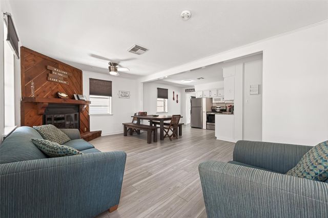 323 Lake Livingston Drive, Livingston, TX 77351