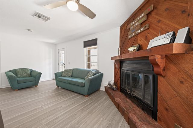 323 Lake Livingston Drive, Livingston, TX 77351