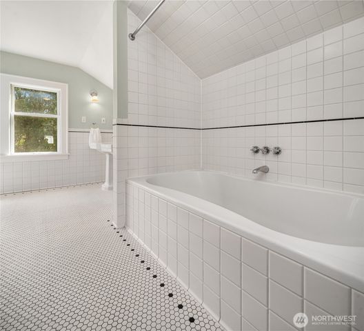 6216 33rd Avenue NE, Seattle, WA 98115