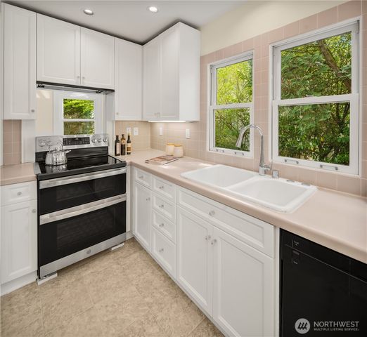 6216 33rd Avenue NE, Seattle, WA 98115