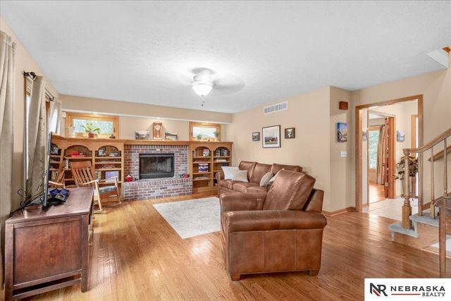 501 N Polk Circle, Papillion, NE 68046