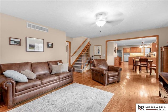 501 N Polk Circle, Papillion, NE 68046
