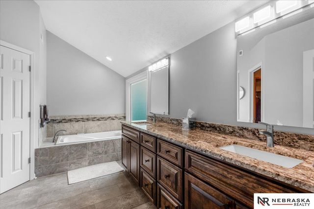 501 N Polk Circle, Papillion, NE 68046
