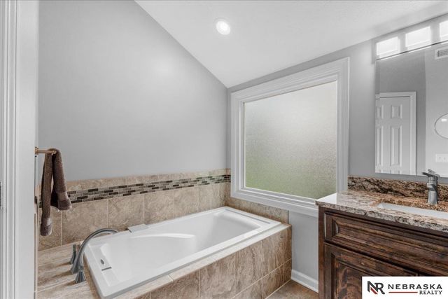 501 N Polk Circle, Papillion, NE 68046