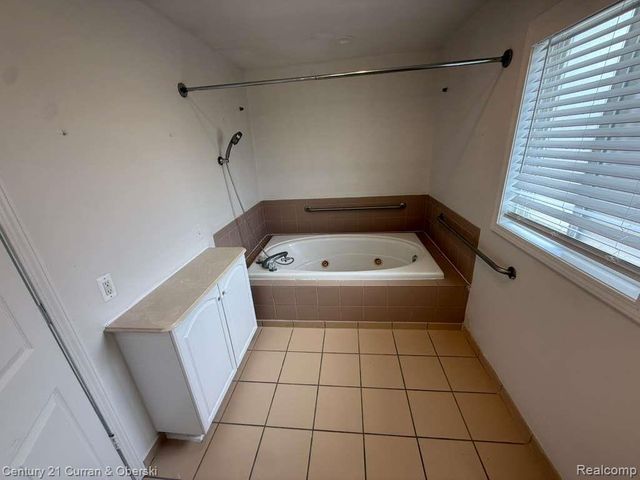 5665 Nightingale Street, Dearborn Heights, MI 48127