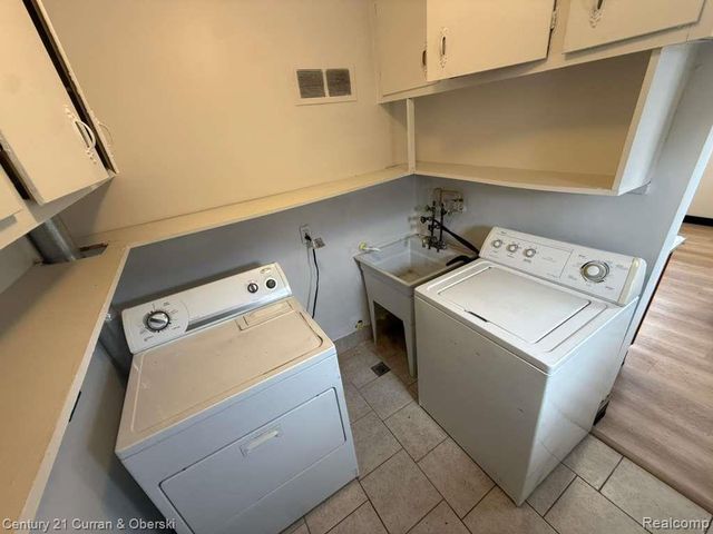 5665 Nightingale Street, Dearborn Heights, MI 48127
