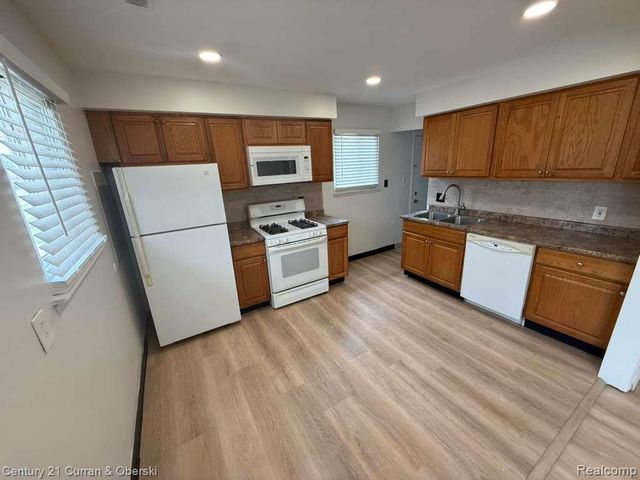 5665 Nightingale Street, Dearborn Heights, MI 48127