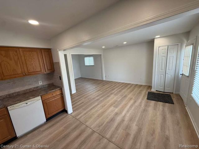 5665 Nightingale Street, Dearborn Heights, MI 48127